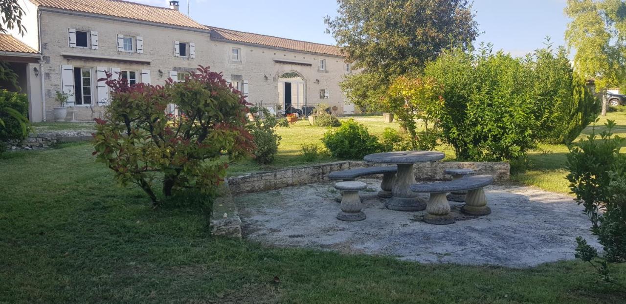 La Revetizon Bed & Breakfast Siecq Bagian luar foto